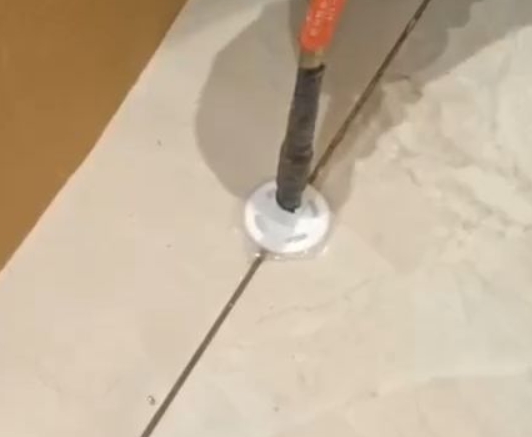孙吴瓷砖空鼓维修公司专业解答瓷砖在铺贴过程中，如果没有涂抹均匀到位的粘结材料（如水泥砂浆或瓷砖胶），可能会导致以下问题