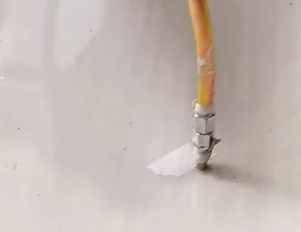 孙吴瓷砖空鼓维修公司专业解答在瓷砖铺贴过程中，如果使用的砂料过粗（如全部使用了粗砂），可能会导致以下问题